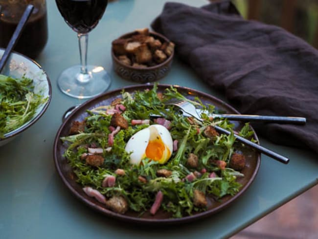 Salade lyonnaise, frisée aux lardons et œuf