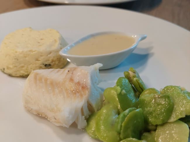 Poisson : dos de cabillaud aux févettes, sauce et flan à l'ail