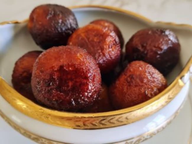 Beignets indiens gulab jamun au sirop à la cardamome 