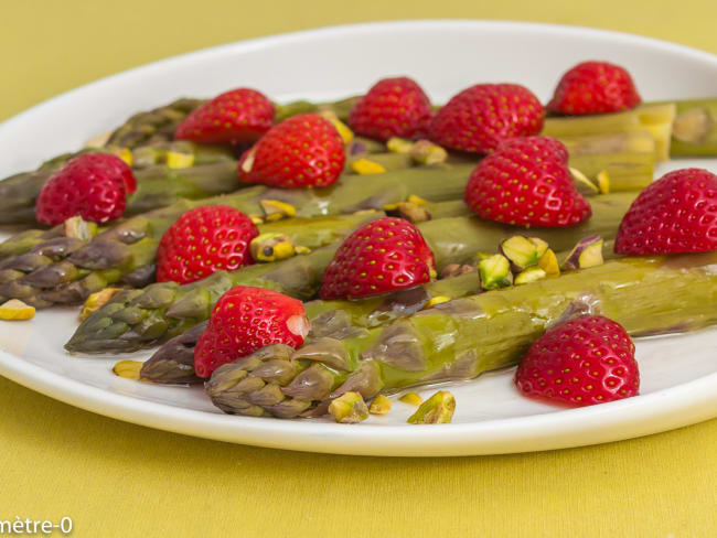 Salade de grosses asperges vertes aux fraises et aux pistaches