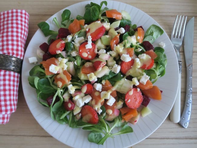 Salade composée à la truite fumée, betterave, concombre et fraises