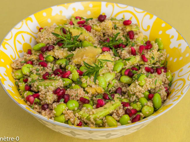 Salade composée de semoule d’épeautre aux fèves de soja edamame, avocats, grenade et sarriette