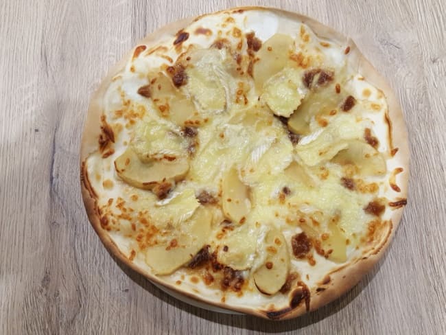 Flammekueche sucrée-salée aux pommes, camembert et confit d’oignons