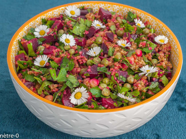 Salade gourmande au petit épeautre, pois chiches, petits pois, betteraves et fines herbes