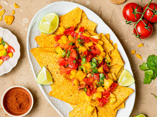 Chips tortillas à la salsa de mangue pour un apéritif haut en couleurs