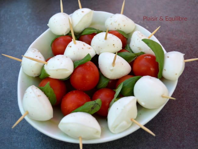 Brochettes apéritives, tomates, mozzarella, basilic