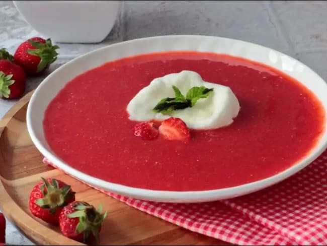 Oeufs à la neige au coulis de fraises