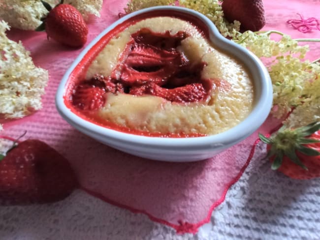 Far aux fraises et aux fleurs de sureau : un dessert facile