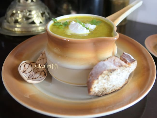 Soupe au brocoli, carotte et au fromage de chèvre