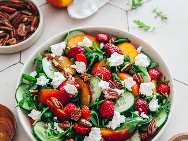 Salade fraîche nectarine, fraise et concombre au chèvre