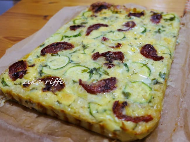 Quiche sans pâte moelleuse aux courgettes et aux tomates cerises