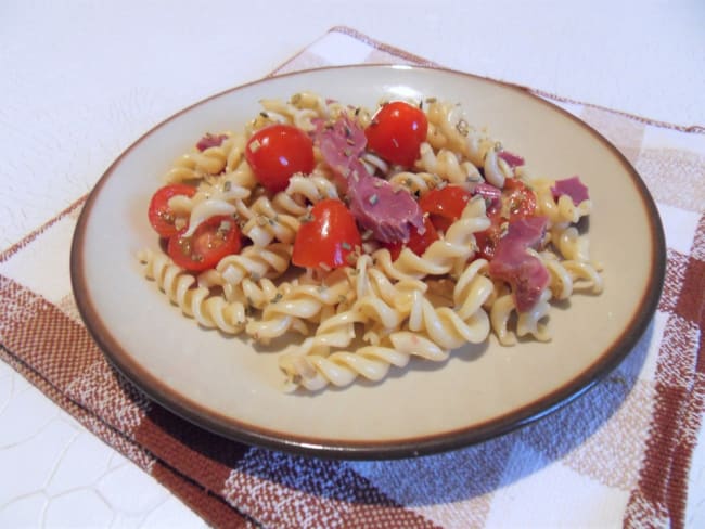 Salade de pâtes anti-gaspi aux gésiers de canard confits et aux tomates cerise