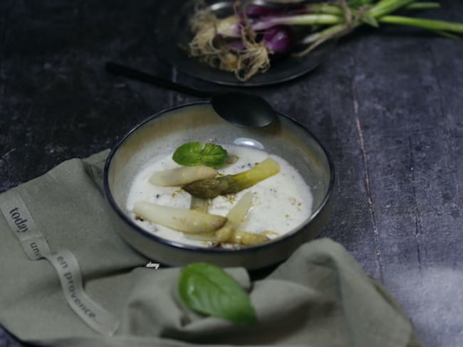 Asperges fraîches à la crème petits oignons nouveaux et basilic