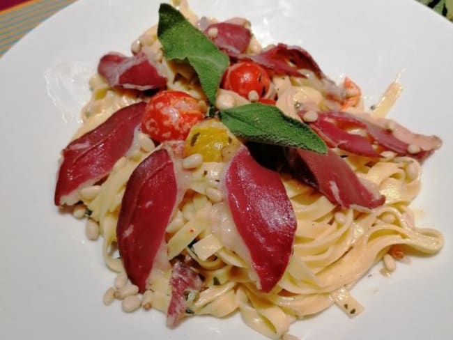 Tagliatelles fraîches au magret fumé tomates cerise et sauge