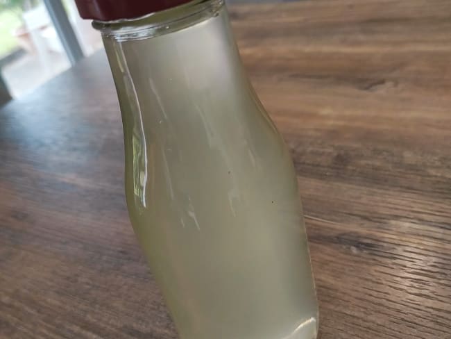 Liqueur italienne limoncello préparée à la maison