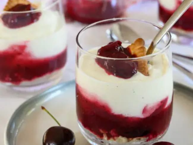 Verrine au fromage blanc et cerises amaretto