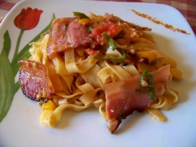 Tagliatelles à la ventrèche croustillante, piments doux, tomates et piment d'Espelette