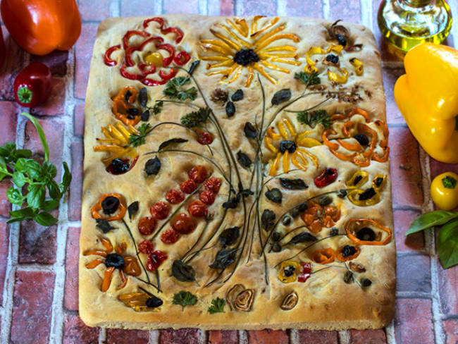 Focaccia fleurie d'été aux poivrons, courgettes, tomate cerise, basilic, olives noires