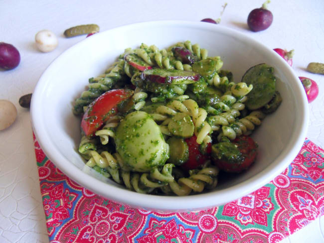 Salade de pâtes et de crudités au pesto à l’ail des ours