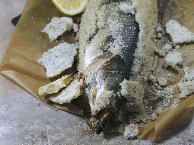 Bar (ou loup) en croûte de sel au cédrat et romarin