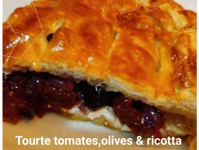 Tourte estivale aux tomates, olives noires et ricotta