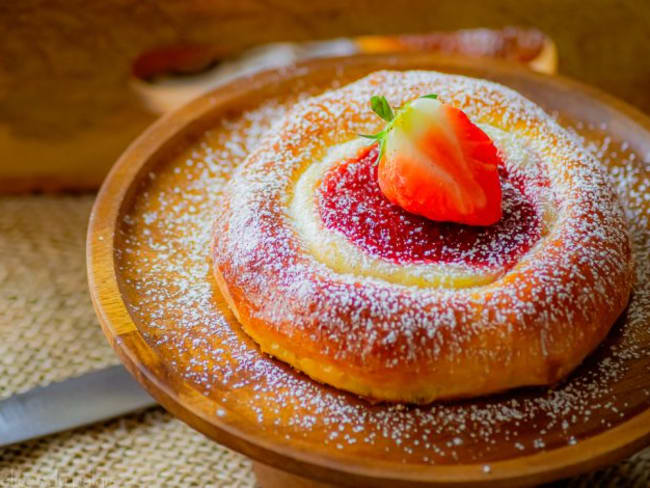 Brioche fondante aux fraises et à la crème