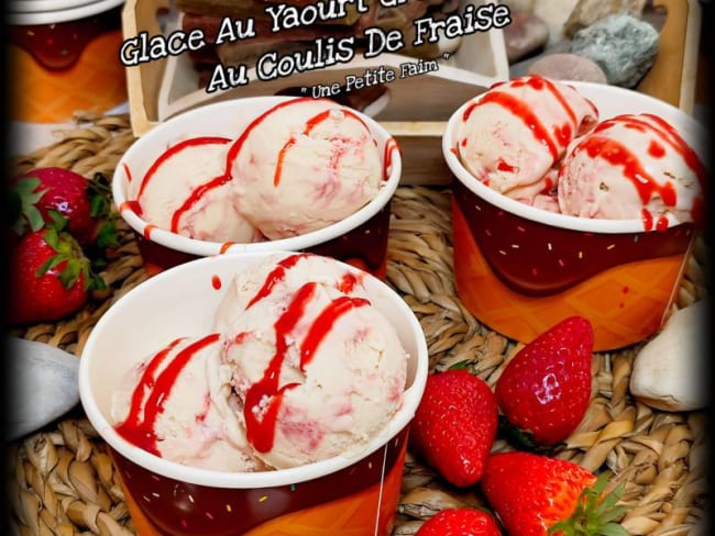 Glace au yaourt grec marbrée au coulis de fraise