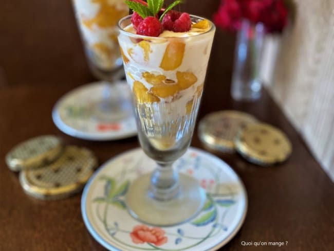 Verrine de pêches fraîches au miel et yaourt à la grecque