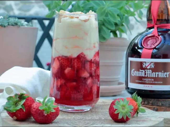 Coupes de fraises, crème parfumée à la vanille et au Grand Marnier