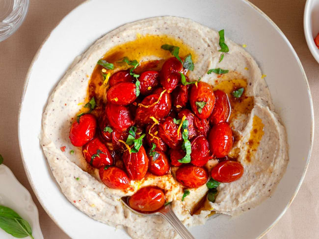 Tomates cerises confites et dip de haricots blancs comme un houmous