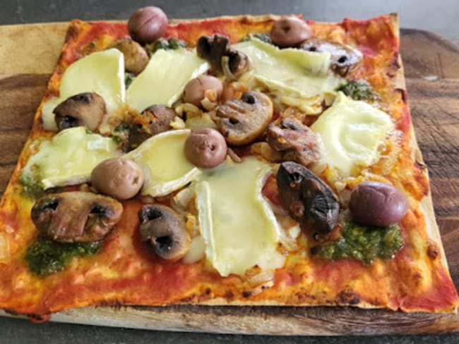 Flatbread pizza, pesto, brie et champignons