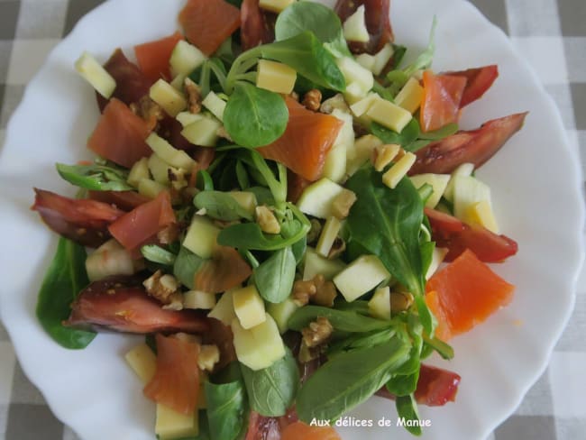 Salade acidulée de mâche à la truite fumée, pomme Granny Smith, tomates et noix