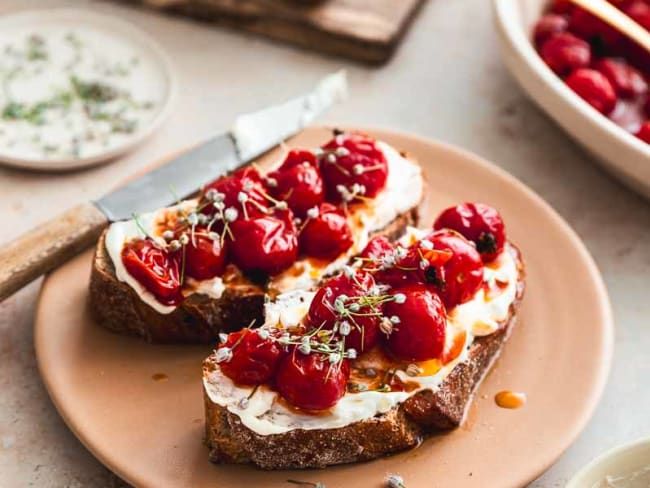 Tartine tomate et fleur de poireau