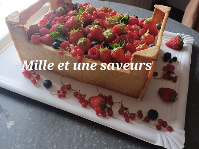 Gâteau cagette aux fruits rouges comme un fraisier