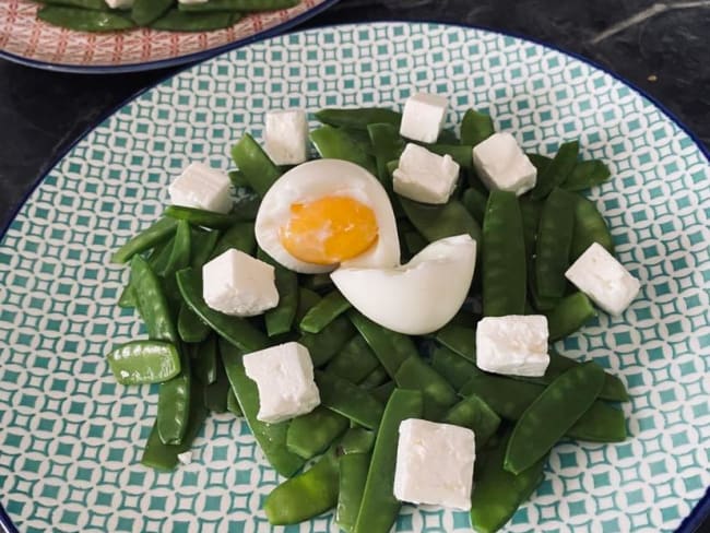 Pois gourmands, feta et œuf mollet en salade