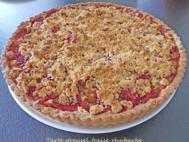 Tarte streusel, compotée fraise et rhubarbe