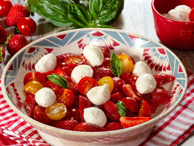 Salade de fraises, tomates cerises et petites boules de mozzarella
