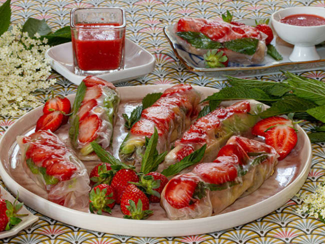 Rouleaux de printemps aux fraises et fruits exotiques et coulis de fraises