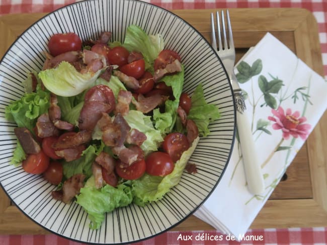 Salade verte à la poitrine fumée, tomates cerises et parmesan