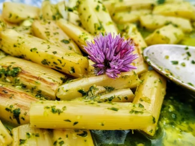 Asperges sautées à la poêle et sauce basilic