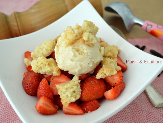 Dessert : fraises et glace au poivre de Kampot, crumble aux amandes