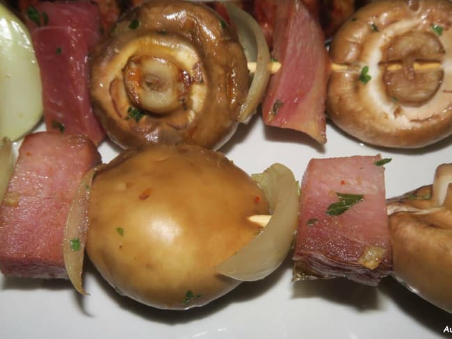 Brochettes de champignons et noix de jambon marinées, à la plancha
