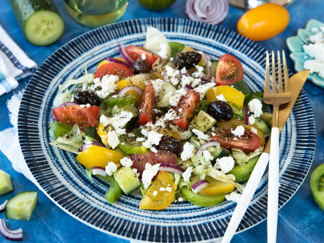Salade grecque de tomates, feta, concombre, olives de Kalamata
