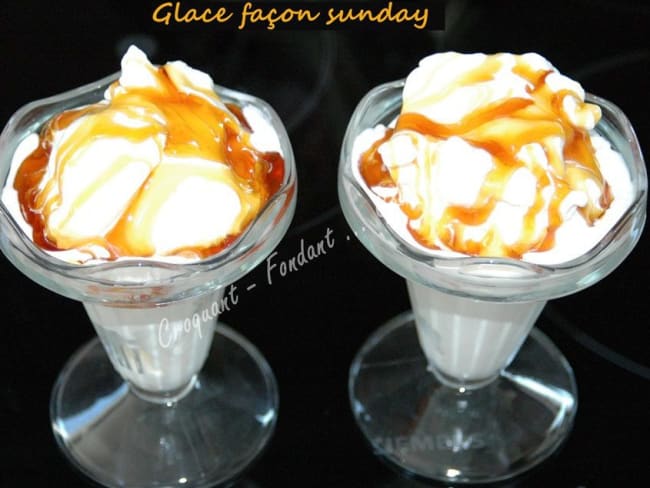 Glace façon Sunday au caramel liquide