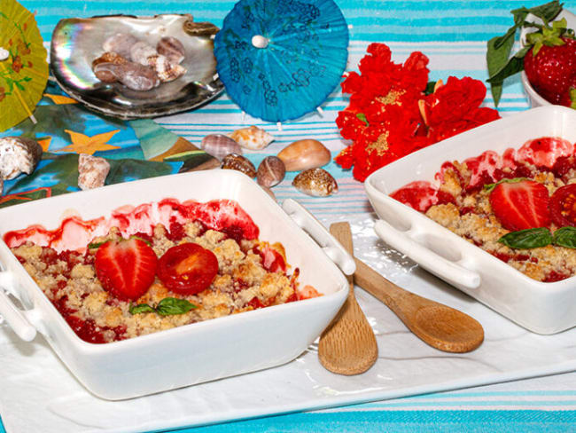 Crumble sucré aux fraises et tomates cerises