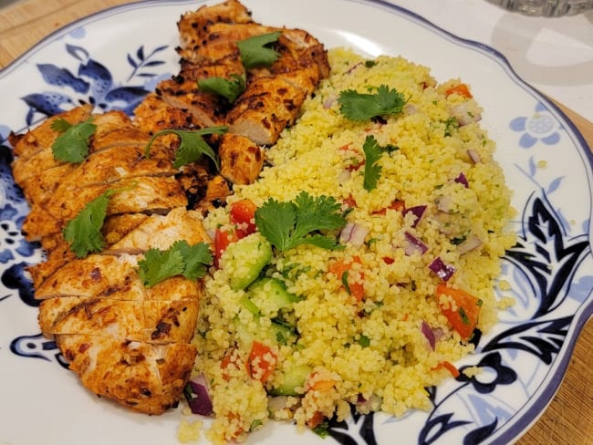 Poulet au harissa et salade de couscous : un beau plat d'été