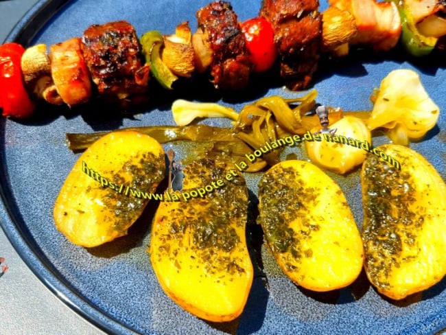 Pommes de terre au beurre à l'ail des ours au barbecue