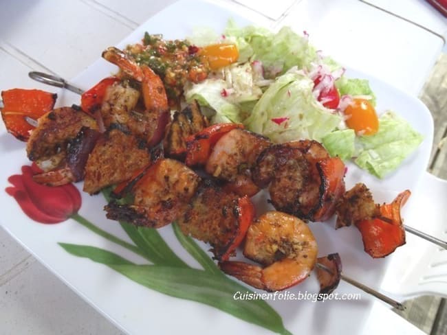 Brochettes de crevettes, poivrons grillés et cubes de pain à la plancha