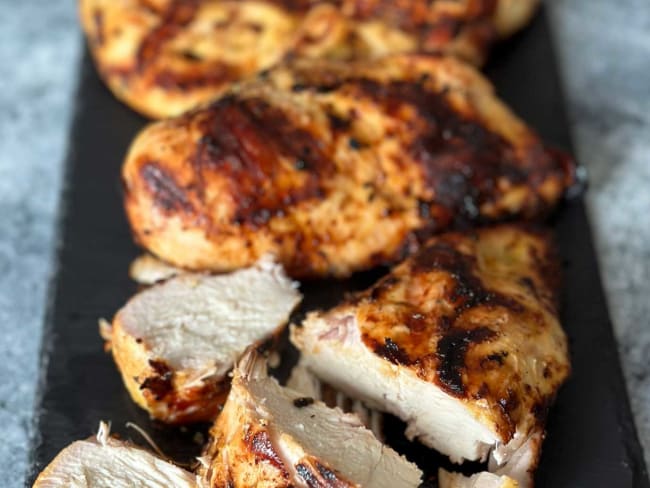 Poitrines de poulet marinées grillées sur le barbecue