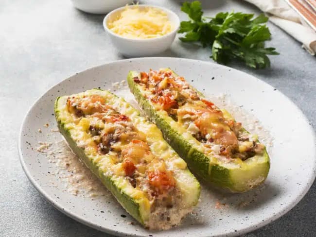 Courgettes farcies au poulet et légumes, un régal estival - Entrée